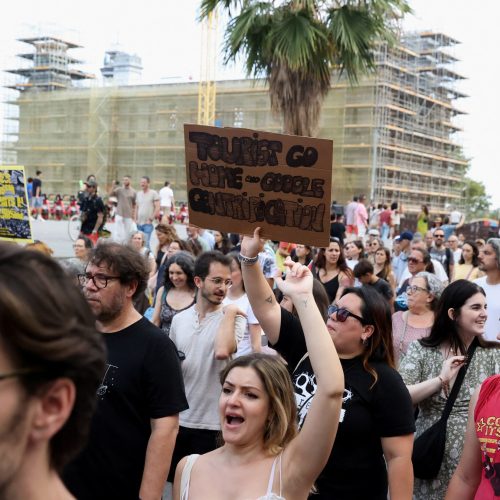 demonstranten-in-barcelona-massatoerisme demonstranten-in-barcelona-massatoerisme