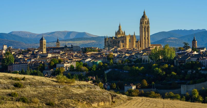 Panoramic view of Segovia featuring its majestic cathedral and medieval architecture under a clear blue sky.